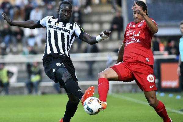 Famara Diedhiou avec le maillot noir et blanc du SCO d'Angers, le 20 mai 2017.