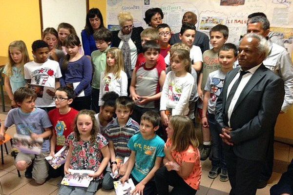 Les enfants de l'école du Theil en Creuse avec Simon A-Poi et plusieurs autres "réunionnais de la Creuse"