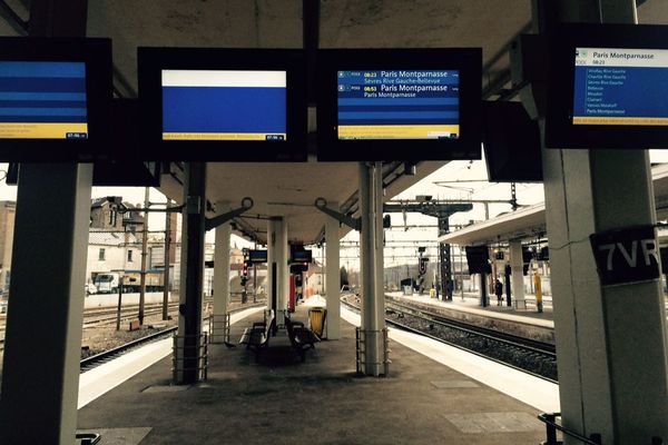 La gare de Versailles-Chantiers, le mardi 3 avril 2018, jour de grève à la SNCF.