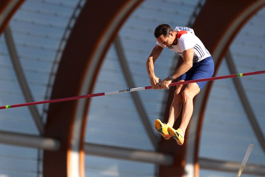 Renaud Lavillenie qualifies for the pole vault final