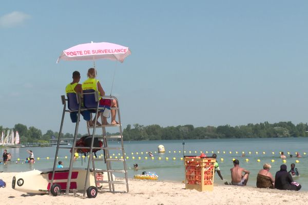 La plage citadine de Bègles, située en périphérie de Bordeaux, en Gironde, bénéficie d'un poste de secours et d'une zone de baignade surveillée. Chaque été, elle accueille 80 000 personnes.