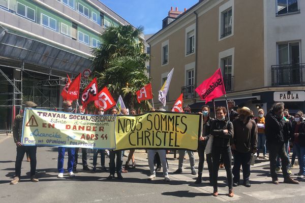 Une quarantaine de personnes se sont retrouvées devant l'ADPS de Nantes pour afficher leur soutien à Christel Husson.
