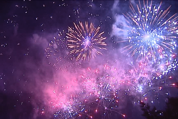 Le feu d'artifice a été tiré à 22h30 au dessus du champs de juillet. 