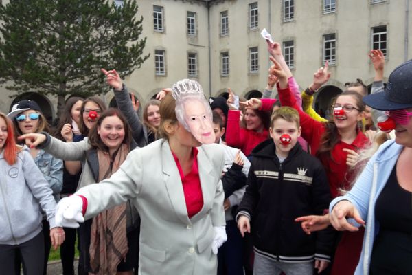 Une prof d'Anglais déguisée en Reine d'Angleterre, et des élèves qui font les clowns... c'est le "red nose day" !