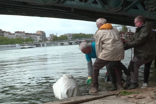 L'association Diving for futur, comme beaucoup d'autres, organise régulièrement des opérations de nettoyage du Rhône et remonte des déchets improbables.