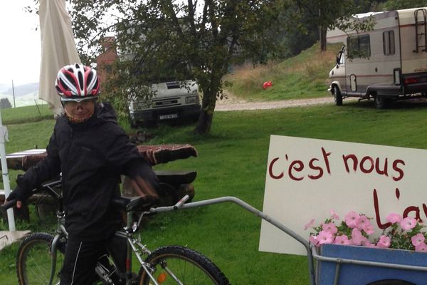 Le départ pour la préfecture du Jura en vélo des parents d'élèves du RPI La Pesse Le Bouchoux