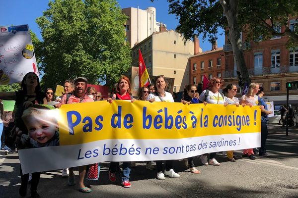 Environ 800 personnes manifestent dans les rues de Toulouse ce jeudi pour dire leurs inquiétudes face à la réforme annoncée des normes d'accueil de la petite enfance.