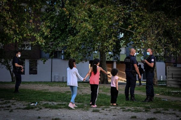 Des jeunes habitantes du quartier Mistral, entourées de forces de l'ordre, début septembre.