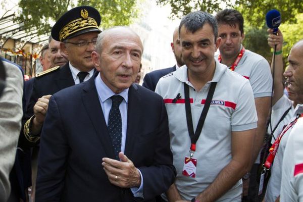 Le ministre de l'intérieur Gérard Collomb au départ de la Vuelta à Nîmes, le tour d'Espagne - 19 août 2017