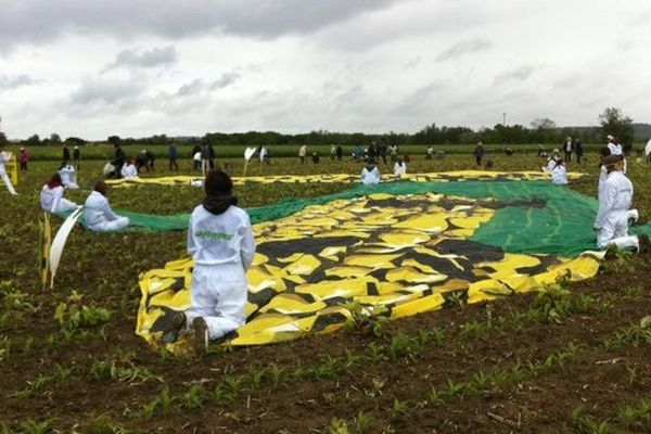 Action des faucheurs volontaires à Saubens ce 2 mai 2014