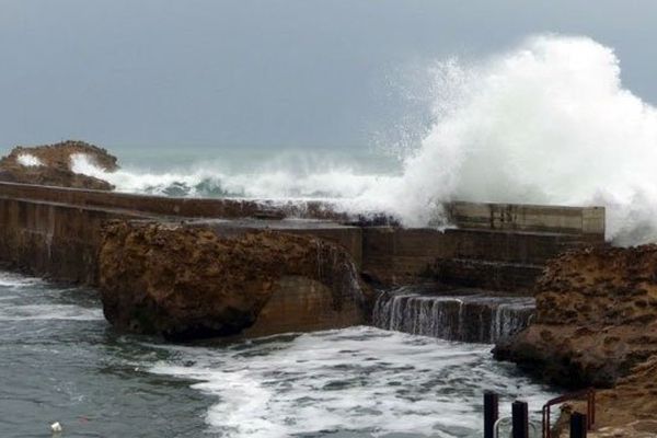 Forte houle dans le Vieux port de Biarritz le 1er janvier 2014