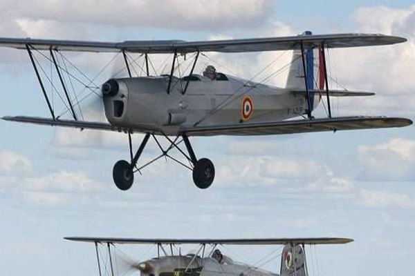 En haut le pilote blésois à bord de son biplan qui s'est écrasé le 30 mai sur le tarmac de l'aérodrome du Breuil dans le Loir-et-Cher. 