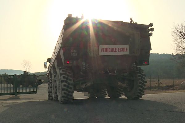 Le pilotage d’engins blindés mais aussi de chars d’assaut, ainsi que l’apprentissage du tir font partie des nombreux domaines que propose la formation des soldats du camp militaire de Canjuers.