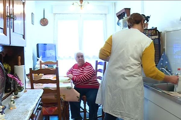 Sophie, auxiliaire de vie de l'ADPAD, aide Lucette dans son quotidien depuis 3 ans dans son appartement de Beaubreuil où elle vit seule