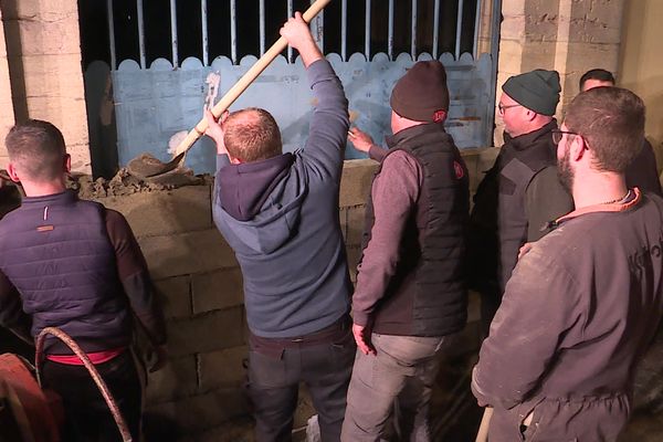 Les agriculteurs en train de murer l'entrée des Finances publiques, mardi 26 novembre.