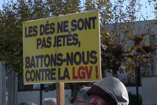 150 personnes étaient rassemblées pour protester contre la LGV à Casteljaloux ce samedi. 