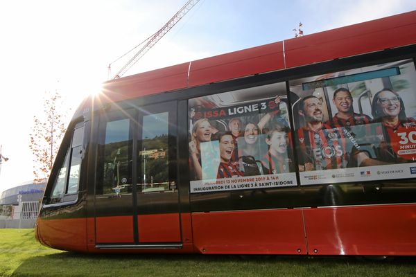 Une rame de la ligne 3 du tramway de Nice.