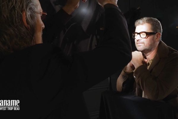 Yvan Hallouin dans le studio Harcourt Paris, extrait de l'émission Paname