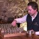 Mickaël Blondelle choisissant les épices pour le gin