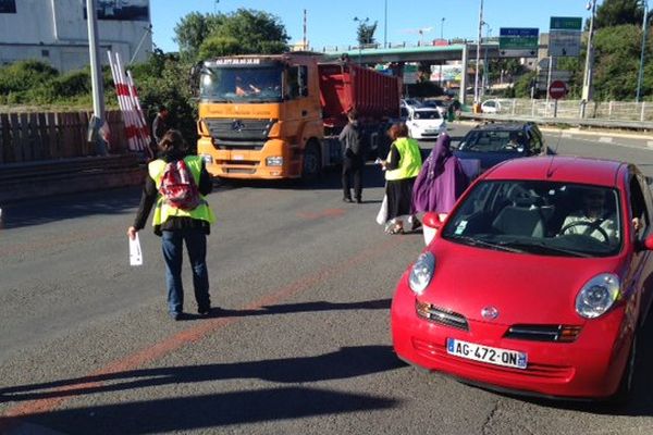 Manifestation et opération gratuité ce lundi matin sur l'A8 à Antibes.