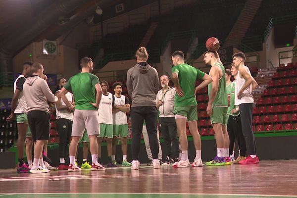 "On nous demande d'être bons sur le terrain, mais il y a beaucoup de choses qui gravitent autour de nous, une implosion ne m’étonnerait pas", confie Alexandre Chassang, pivot du Limoges CSP.