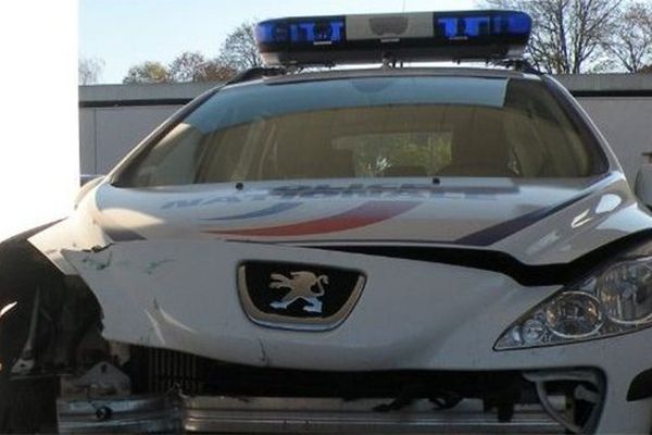 Voiture de police endommagée par des individus en fuite à Limoges, 27 novembre 2013