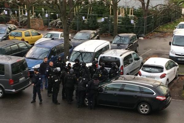 Les hommes du Raid, place de Bordeaux, quelques  avant l'intervention. 