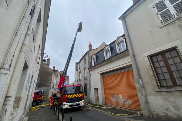 Les sapeurs-pompiers interviennent sur un feu de toiture, dans le centre historique d'Orléans, à l'intersection des rues des Charretiers et Croix de Bois.