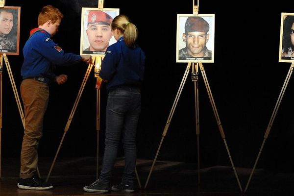 En mars 2014, des enfants allument des bougies en mémoires des 7 victimes du tueur toulousain, Mohamed Merah. 