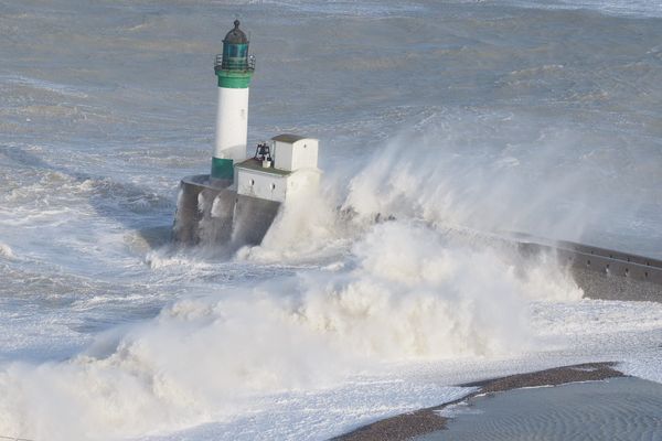 Des rafales jusqu'à 110 km/h en pointe à prévoir sur notre littoral normand ce dimanche soir (notre photo : le Tréport, Seine-Maritime).