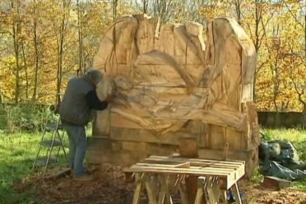 Dominique Kaeppelin est en train de réaliser cette "mise au tombeau du Christ", revisitée. Une oeuvre en bois monumentale destinée à la cathédrale du Puy-en-Velay.