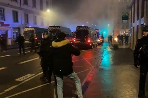 Les forces de l'ordre repoussent les militants de l'extrême-droite qui voulaient attaquer les supporters de l'équipe du Maroc le 14 décembre 2022, à Lyon.