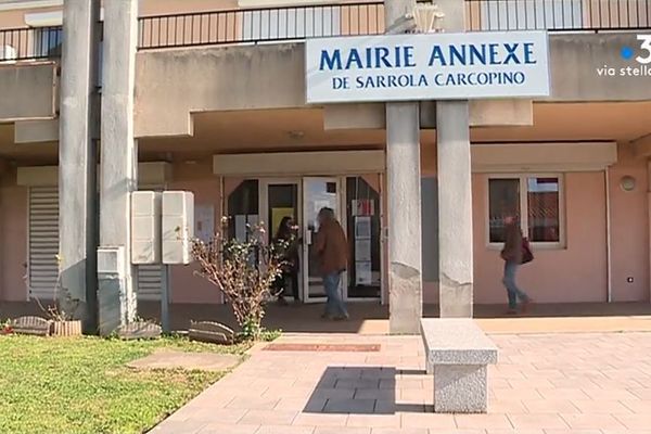 À Sarrola-Carcopino, un contrat de mandature devait unir Femu a Corsica et le maire sortant, Alexandre Sarrola. Une alliance qui a suscité la polémique sur les réseaux sociaux et qui a finalement été annulée. 