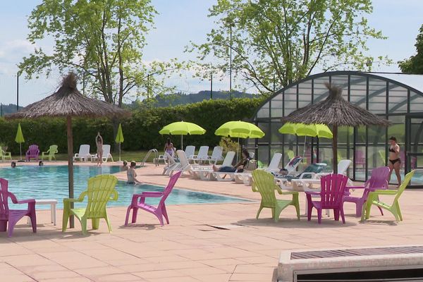 Certains vacanciers profitent déjà de la piscine du village des Meuniers, camping du sud de la Saône-et-Loire.