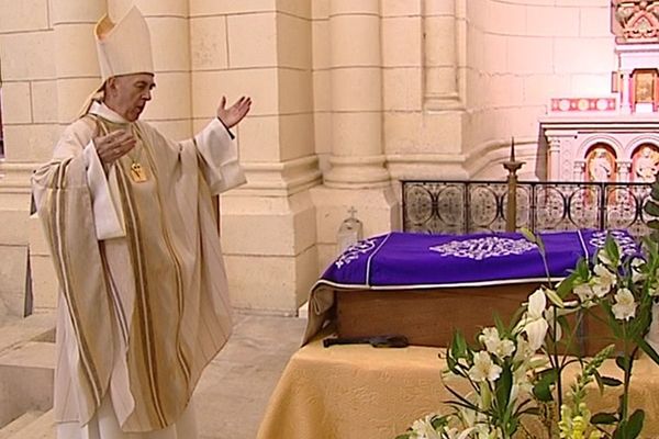 C'est Monseigneur Dagens qui a présidé la cérémonie à la cathédrale d'Angoulême.