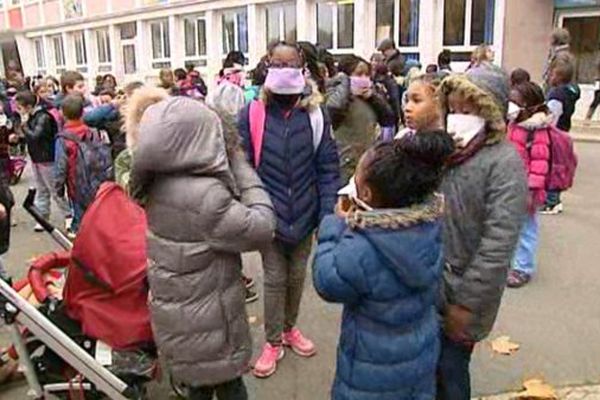 Des enfants dans la cour de l'école de Vigneux-sur-Seine, dans l'Essonne.