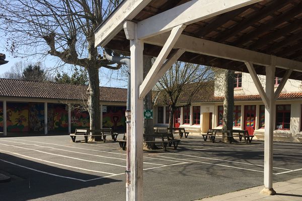 La cour d'école de Quinsac en Gironde est vide, comme partout en France. L'inquiétude grandit sur la commune. 