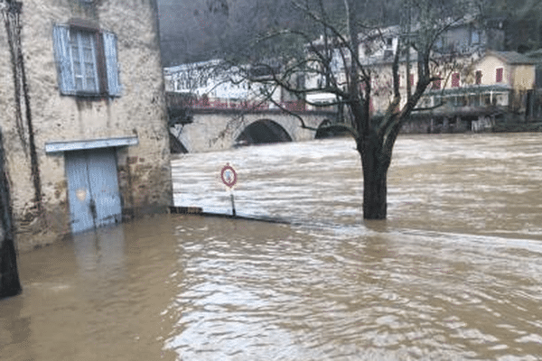 Le Viaur est sorti dimanche de son lit pour inonder le centre de Laguépie