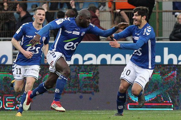 Dimitri Lienard (g), Ernest Seka (milieu) qui vient d'égaliser et Martin Terrier (d) lors du match de football de L1 entre le Racing Club de Strasbourg Alsace et le Fc Metz à Strasbourg le 1er avril 2018