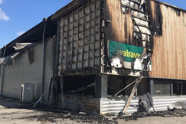 Un entrepôt de l'entreprise Walraven a été ravagé par le feu à Noyarey (Isère).