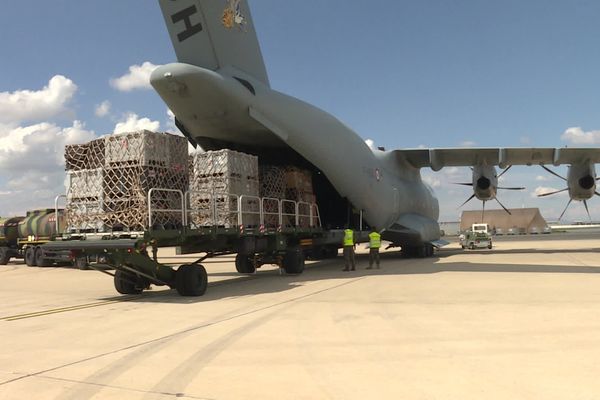 Avion militaire d'aide humanitaire à destination de la Libye