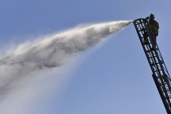 Plus d'une centaine de pompiers a été mobilisé pour venir à bout d'un incendie sur le site d'Environnement Recycling à Domérat, dans le Puy-de-Dôme. 