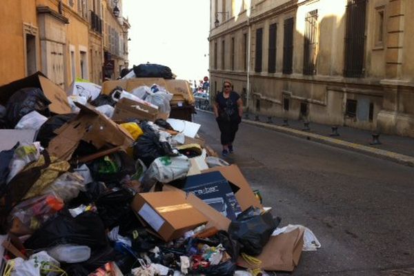 Les poubelles débordent dans le 2e arrondissement de Marseille, à l'angle de la rue de l'Evêché et de la rue Four du chapitre.