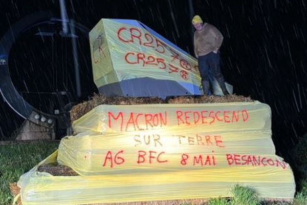 Un radar de chantier, emballé de plastqiue, a été déposé sur le rond-point de l'Alliance à Etalans (Doubs)