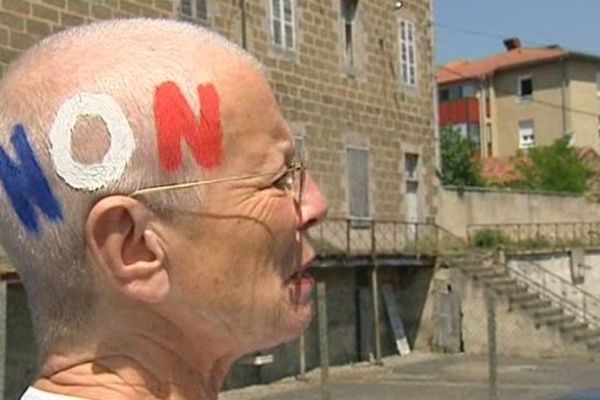 Les cheveux ras et un Non tricolore : Geneviève Fustier, 77 ans, se bat contre le projet de rénovation d'une ancienne école édifiée en 1850. Une hérésie pour l'association de sauvegarde du patrimoine de Langeac (43). 


