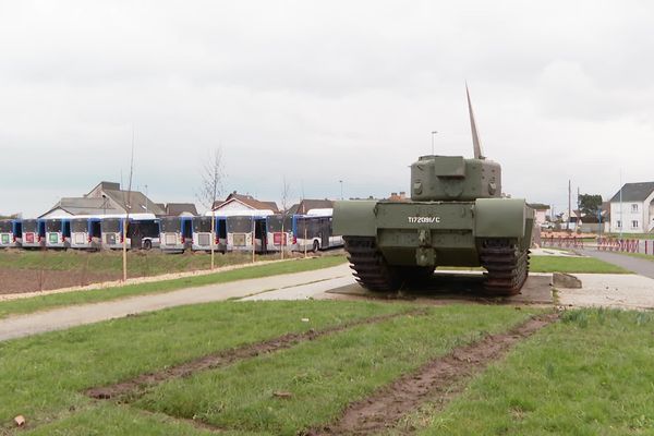 Le char Churchill n'a pas bougé. La voiture de la conductrice, en revanche, est sérieusement amochée.