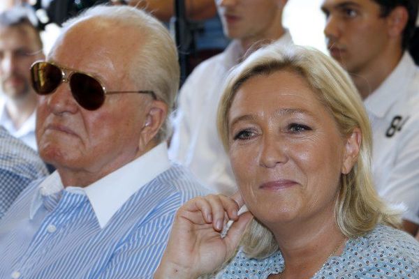 Pour Marine Le Pen, son père "semble être entré dans une véritable spirale entre stratégie de la terre brûlée et suicide politique".