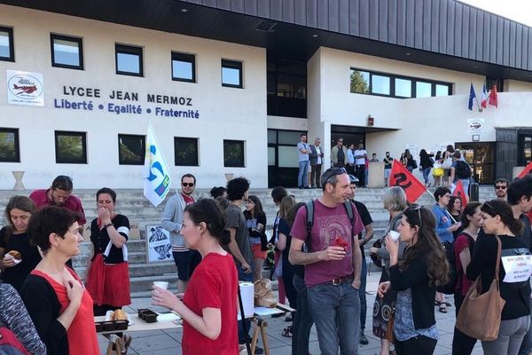 Des enseignants opposés à la réforme du Bac ont offert café et gâteaux aux lycéens ce lundi matin devant le Lycée Mermoz de Montpellier. Une manière de leur souhaiter "bonne réussite" malgré ce mouvement de grève, synonyme de stress pour nombre de candidats.  