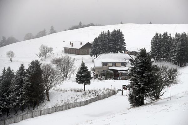 Ce lundi 23 décembre, le département des Hautes-Alpes reste sous l’emprise de conditions hivernales. En matinée, des chutes de neige persistantes sont attendues.