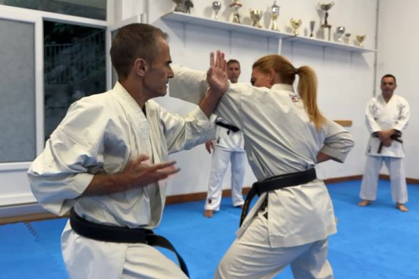 Jean-Paul Corrieri fait la démonstration d'un exercice aux ceintures noires de l'AMI Bastia.